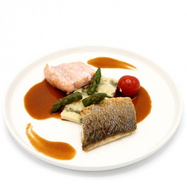 Duo de bar et saumon, jus...